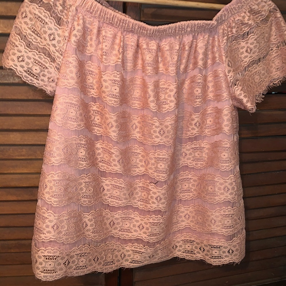 Off the shoulder lace design shirt
